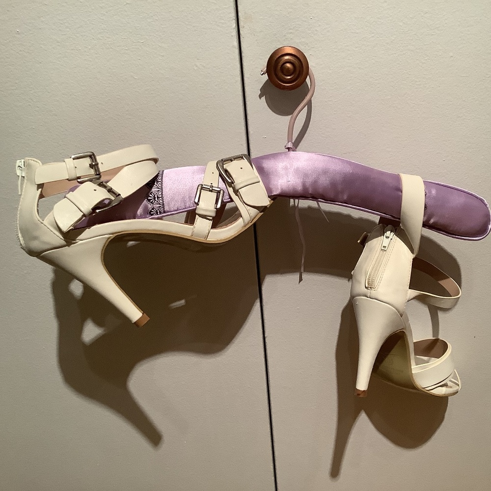 Suzy Shier sandals